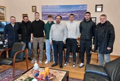 Οι διακριθέντες αθλητές και προπονητές της Εθνικής Ομάδας Handball στον Δήμαρχο Βέροιας