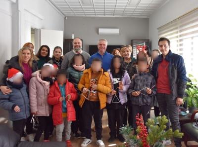 Οι μαθητές του Ειδικού Δημοτικού Σχολείου έψαλλαν τα κάλαντα στον Δήμαρχο Νάουσας