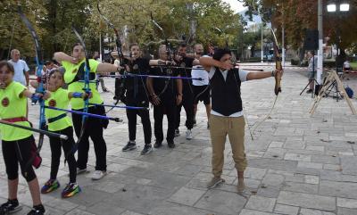 Μεγάλη επιτυχία σημείωσε η επίδειξη Τοξοβολίας στο Πλακόστρωτο του Δημοτικού Πάρκου Νάουσας