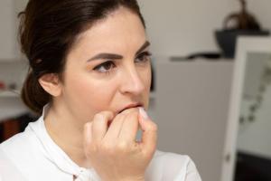 Πως επηρεάζει το στρες το δέρμα, τα μαλλιά και τα νύχια