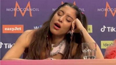 Μαρίνα Σάττι στο φρέσκο &#039;&#039; P.O.P.&#039;&#039; (Προστατευόμενη Ονομασία Προέλευσης ) άλμπουμ της