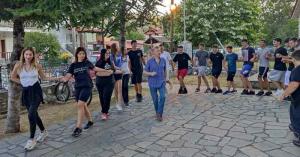 Η νεολαία του Ξηρολιβάδου μαθαίνει παραδοσιακούς χορούς