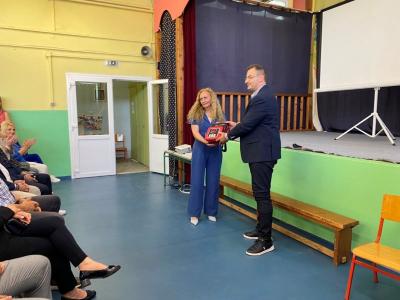 Eυχαριστήριο του 4ου Δημοτικού Σχολείου Βέροιας προς τους δωρητές Αυτόματου Απινιδωτή