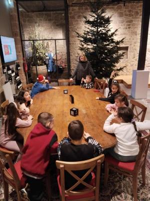 Το ΚΔΑΠ Δήμου Νάουσας στόλισε το χριστουγεννιάτικου δένδρου στη "ΒΙΒΟΝ'', την πρώτη Βιβλιοθήκη Οίνου της χώρας