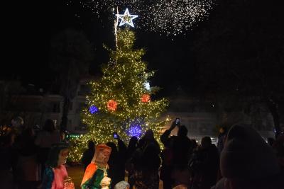Εντυπωσιακή Χριστουγεννιάτικη Ατμόσφαιρα στη Φωταγώγηση του Χριστουγεννιάτικου Δέντρου στην Πλατεία Καρατάσου Νάουσας