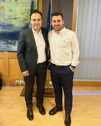 Ο Λευτέρης Αβραμόπουλος (δεξιά) με τον συμπατριώτη του (πρώην Δήμαρχο Τρικκαίων) Υπουργό Ψηφιακής Διακυβέρνησης Δημήτρη Παπαστεργίου