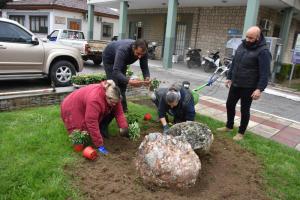 Ο Δήμος Νάουσας στόλισε με λουλούδια τα κεντρικά σημεία της πόλης