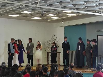 Το 6ο Γυμνάσιο ευχαριστεί τη Θεατρική Ομάδα του 5ου Γυμνασίου Βέροιας