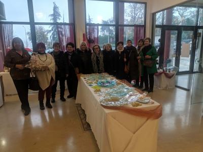 Επίσκεψη του τμήματος εργοθεραπείας του ΚΑΠΗ Νάουσας στο Bazzar του Γηροκομείου και προσφορά χειροποίητων δημιουργιών.