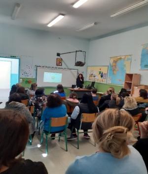 Δημοτικό Σχολείο Αγίας Βαρβάρας: Εκπαιδευτικοί &amp; γονείς συνεργάτες ή " αντίπαλοι";