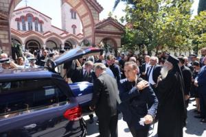 «Ψηλέ, θα μας λείψεις» / Παρόντες πλήθος κόσμου και όλη η πολιτική ηγεσία στην κηδεία του Απόστολου Βεσυρόπουλου