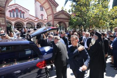 «Ψηλέ, θα μας λείψεις» / Παρόντες πλήθος κόσμου και όλη η πολιτική ηγεσία στην κηδεία του Απόστολου Βεσυρόπουλου