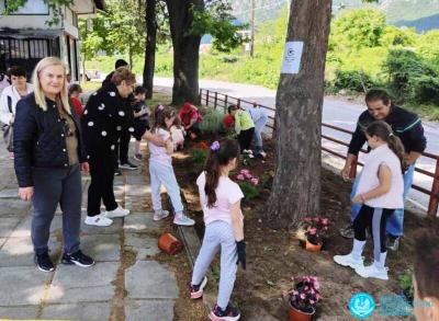 Μαθητές του 8ου Δημοτικού Νάουσας φύτεψαν λουλούδια στο πλαίσιο της 16ης Ανθοκομικής Έκθεσης