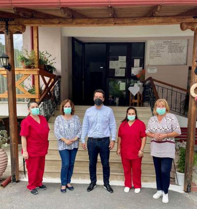 Δίπλα στην τρίτη ηλικία ο Τάσος Μπαρτζώκας!