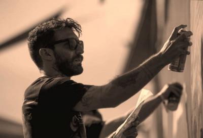 Θέμης Κωνσταντινόπουλος: Ένας καλλιτέχνης που δίνει χρώμα στη Βέροια...