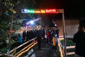 Το άναμα του χριστουγεννιάτικου δέντρου στην Αυλή του Άη Βασίλη στο Αιγίνιο (φωτό)