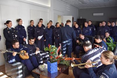 Κάλαντα από τους Δόκιμους της Σχολής Αστυφυλάκων Νάουσας