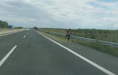 Πολύ επικίνδυνο!!! Κόβουν με μεσινέζα τα χόρτα στην Εγνατία Οδό.