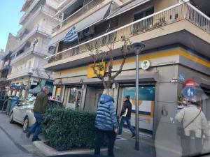 «Πόλεμος» μηχανών και ανθρώπων στις Τράπεζες