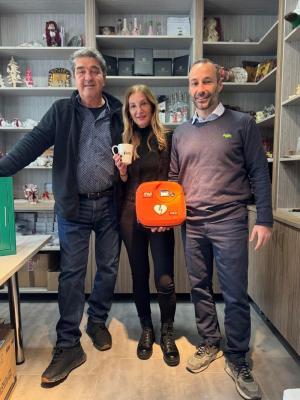 Δώρισαν απινιδωτή στα "Παιδιά της Άνοιξης" στη μνήμη του Απόστολου Βασερόπουλου