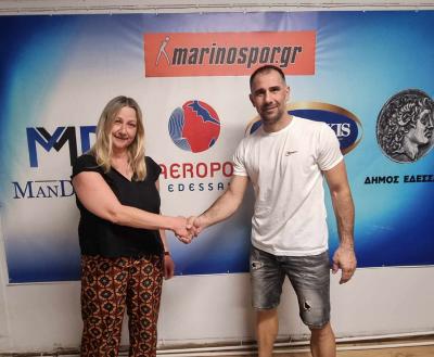 Στις φωτογραφίες ο Στηβ με την πρόεδρο Ελένη Κίτσου και τον προπονητή του Κώστα Τούτση.