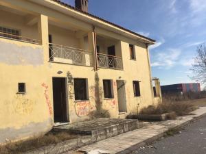 ΕΠΙΤΕΛΟΥΣ ΓΚΡΕΜΙΣΤΕ ΤΙΣ Ή ΚΑΝΤΕ ΚΑΤΙ: Οι Λαϊκές Κατοικίες Κρύας Βρύσης έγιναν μνημείο κρατικής αδράνειας
