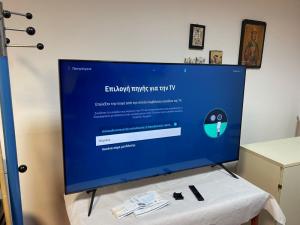 Ο Δήμαρχος Νάουσας δώρισε τηλεόραση smart στο ΚΑΠΗ Μαρίνας