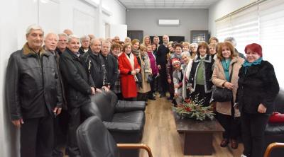 Χριστουγεννιάτικα κάλαντα από τη Χορωδία του ΚΑΠΗ Νάουσας στο Δημαρχείο