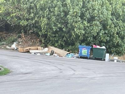 Η οδός Ηφαίστου «πνίγεται» στα σκουπίδια