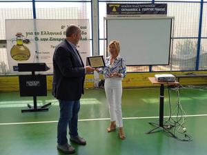 Ο Πρόεδρος του Επιμελητηρίου Λακωνίας βράβευσε την Διευθύντρια του 8ου Φεστιβάλ Ελαιολάδου και Ελιάς