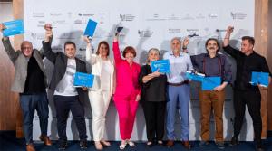 Ελληνική Παραδοσιακή Κουζίνα : Η Μακεδονία μας : (από αριστερά προς τα δεξιά) : Στέφανος Λαφάρας (Ιδιοκτήτης - Σεφ "Χάραμα" / 14/20 / Αρκοχώρι Νάουσας), Νίκος Μαλλιάρας (Ιδιοκτήτης - Σεφ "Βεργιώτικο" / 14/20 / Βέροια), Ιλιάνα Κοντοσώρου (Ιδιοκτήτρια - Σεφ "Κοντοσώρος" / 14/20 / Φλώρινα),  Γεωργία Δώδου (Marketing &amp; Communications Director / Hospitality | Gastronomy Division  ΜΟΔΙΑΝΟ) η οποία απένειμε και τα βραβεία, Γιώτα Κουφαδάκη (Ιδιοκτήτρια - Σεφ "Μπουκαδούρα" / 14/20, Χαλκιδική), Νίκος Πασπάλης (Ιδιοκτήτης - Σεφ "Ο Θωμάς" / 14/20 / Σκλήθρο Φλώρινας), Ανδρέας Γάβρης (Ιδιοκτήτης - Σεφ "Γαστροδρόμιο Εν Ολύμπω" / 14/20 / Λιτόχωρο Πιερίας), Άγγελος Ναουμίδης (Ιδιοκτήτης - Σεφ "Ναουμίδης / 14/20 / Αμύνταιο)