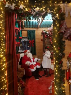 Χριστουγεννιάτικες μελωδίες και δημιουργίες σήμερα στην πλατεία της Ελιάς