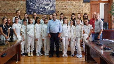 Οι πρωταθλήτριες του Τμήματος Αισθητικής του Φιλίππου στον Δήμαρχο Βέροιας