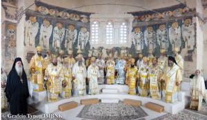 Με λαμπρότητα το Πολυαρχιερατικό Συλλείτουργο για την εορτή των Πρωτοκορυφαίων Αποστόλων και η ανάγνωση της Συνοδικής και Πατριαρχικής Πράξεως Αγιοκατατάξεως του Οσίου Γερασίμου