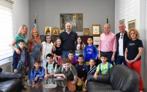 Επίσκεψη της Δ΄ Τάξης του 8ου Δημοτικού Σχολείου Νάουσας στο Δημαρχείο – Δράση με θέμα «Δικαιώματα των Παιδιών και Εθελοντισμός»