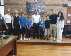 Οι διακριθέντες αθλητές των Βαλκανικών Αγώνων Καράτε στον Δήμαρχο Βέροιας