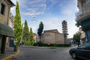 Η πλατεία Πλατάνων και η Παλαιά Μητρόπολη, χωρίς την πολυκατοικία που υπάρχει σήμερα