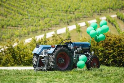ΤΟ ΜΠΛΕ ΤΡΑΚΤΕΡ ΓΙΝΕΤΑΙ ΠΡΑΣΙΝΟ
