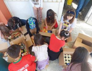 Μικροί Εθελοντές, Μεγάλη Προσφορά: Το Κοινωνικό Παντοπωλείο στο 2ο Δημοτικό Σχολείο Μακροχωρίου