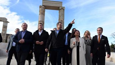 Ο Πρωθυπουργός εγκανίασε το αναστηλωμένο Ανάκτορο των Αιγών στη Βεργίνα (φωτό)