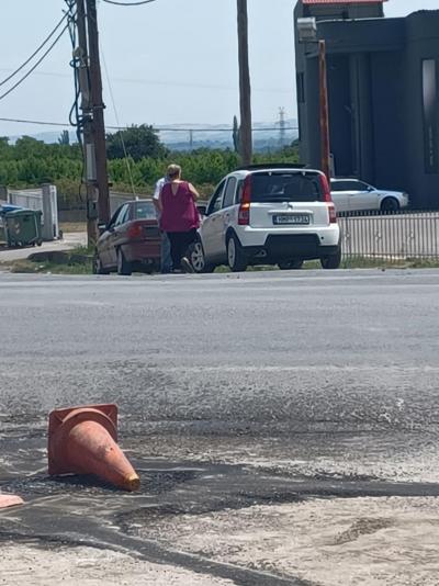 Νέο τροχαίο στη διασταύρωση του περιφερειακού με τον δρόμο προς Μέση – Μόνο υλικές ζημιές, αλλά η επικινδυνότητα παραμένει.