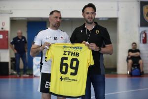 Η ΑΕΚ τίμησε τον Στηβ Παπαδόπουλο για τις 609 συμμετοχές στην Α’ Εθνική του χάντμπολ