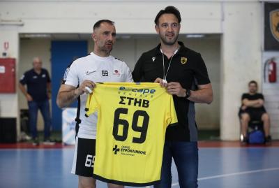 Η ΑΕΚ τίμησε τον Στηβ Παπαδόπουλο για τις 609 συμμετοχές στην Α’ Εθνική του χάντμπολ