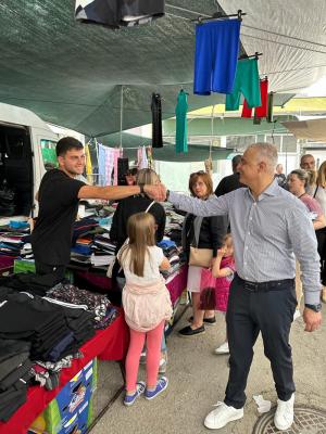 Στη λαϊκή αγορά της Νάουσας ο Λάζαρος Τσαβδαρίδης