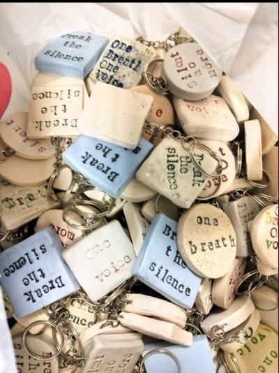 100 χειροποίητα κεραμικά μπρελόκ από το Εικαστικό Εργαστήρι Κεραμικής του Δήμου Νάουσας