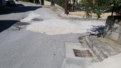 Είναι τραγική η κατάσταση!!! Απροσπέλαστη λακκούβα!!!