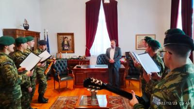 Χριστουγεννιάτικα κάλαντα έψαλαν σύλλογοι και σχολεία στον Δήμαρχο Βέροιας