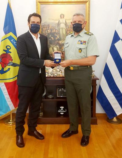 Τάσος Μπαρτζώκας: Με τον αρχηγό ΓΕΕΘΑ Κωνσταντίνο Φλώρο, για προσωρινή γέφυρα στο ρέμα «Κρασοπούλι», επί της επαρχιακής οδού Π. Προδρόμου - Μελίκης.