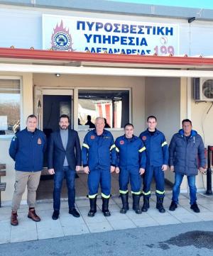 Ο Τάσος Μπαρτζώκας στην Πυροσβεστική Υπηρεσία της Αλεξάνδρειας και στην τοπική αγορά, για τις Χριστουγεννιάτικες ευχές