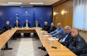 Συνάντηση του Υφυπουργού Ανάπτυξης Λάζαρου Τσαβδαρίδη με τον Κώστα Τσιάρα και τον Θάνο Πετραλιά για τη στήριξη των αγροτικών συνεταιρισμών και των πληγέντων παραγωγών